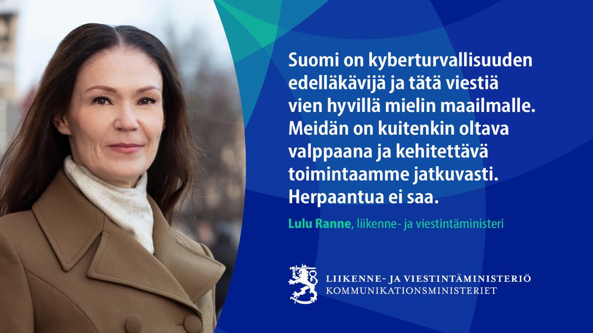 Liikenne- ja viestintäministeri Lulu Ranne ulkona takki päällä.