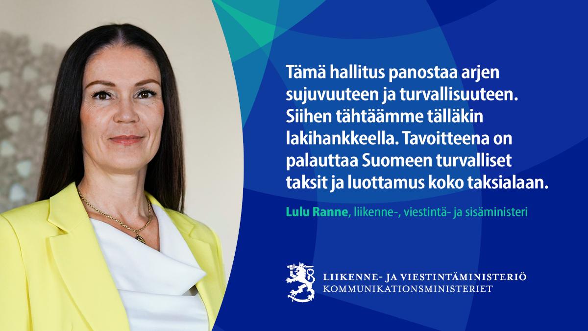 Ministeri Ranne hymyilee keltaisessa jakkupuvussa.