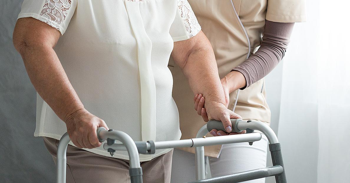 Kotihoitaja työssään. (kuva: Shutterstock)