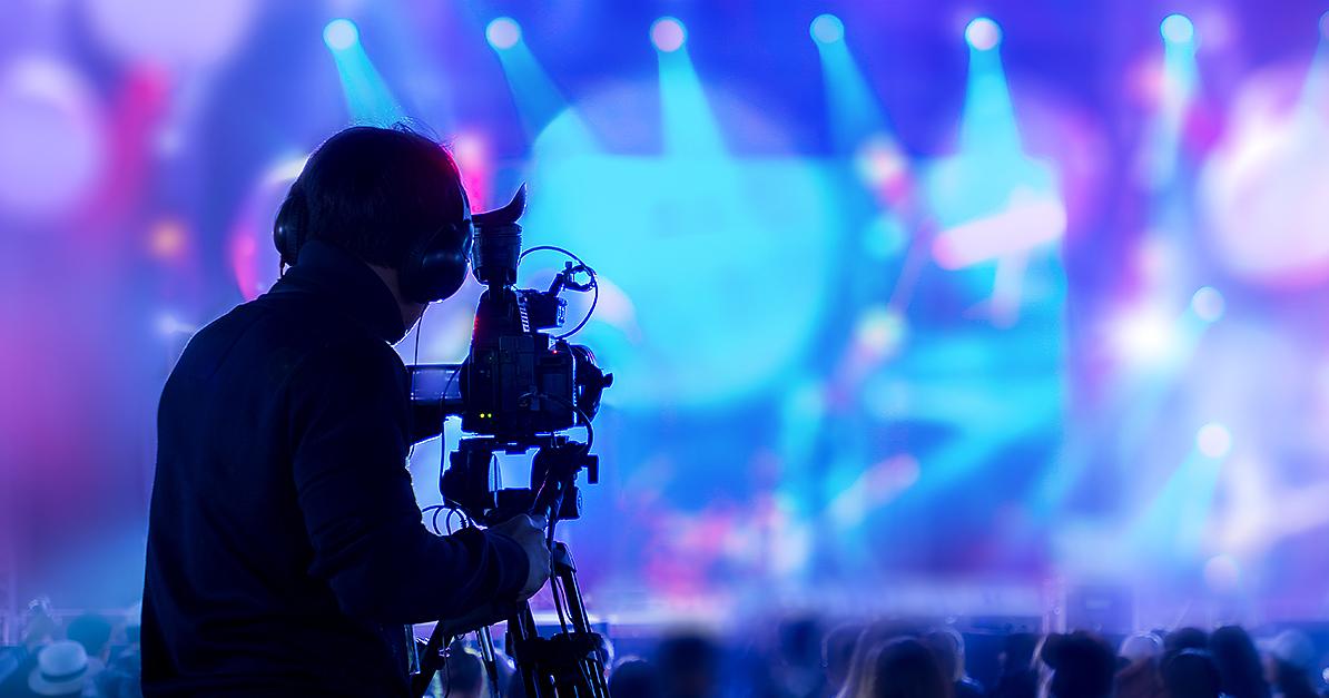 A man filming a consert (Photo: Shutterstock)