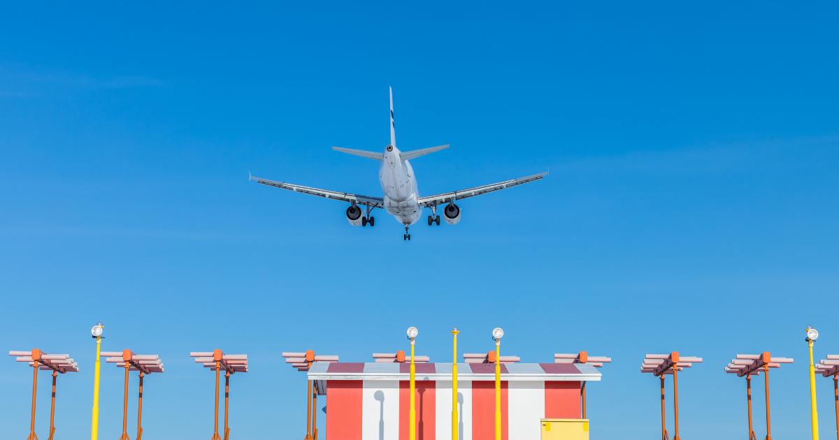 Lentokone nousee Helsinki-Vantaan lentokentällä. (Kuva: Juha Tuomi / Rodeo)