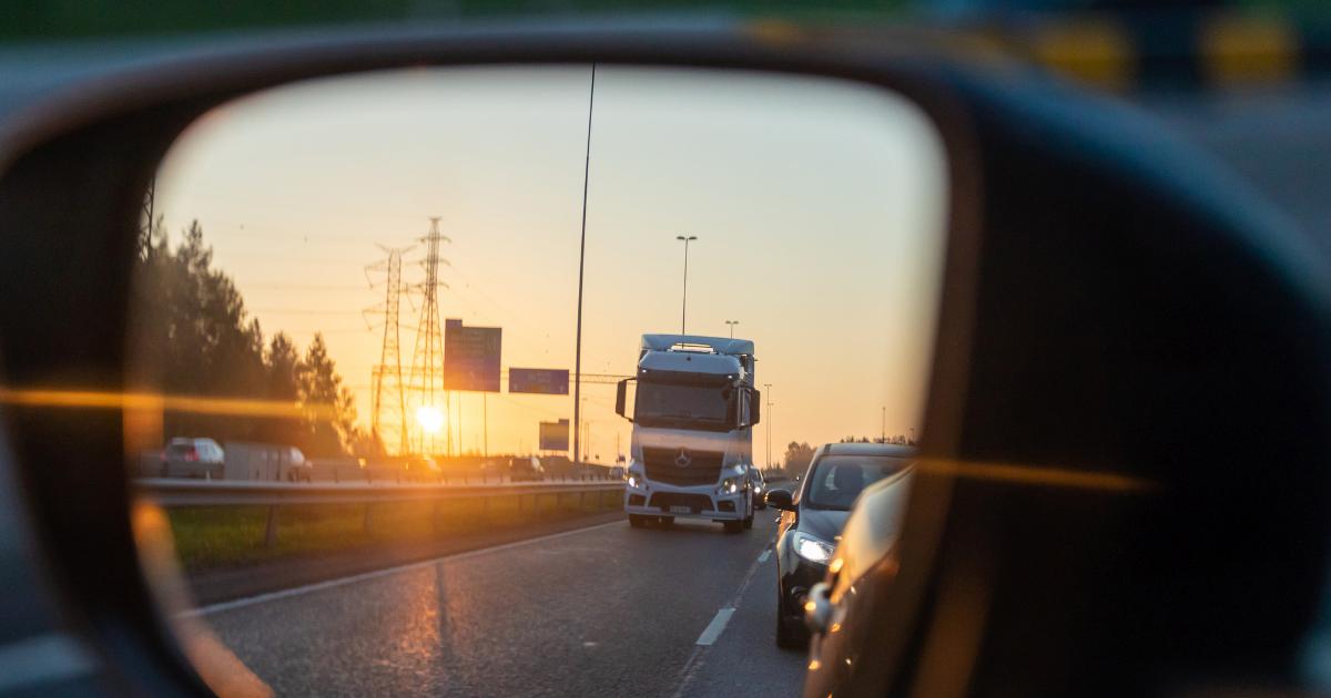 Rekka näkyy auton pelistä liikenteessä (Kuva: Juha Tuomi Rodeo)