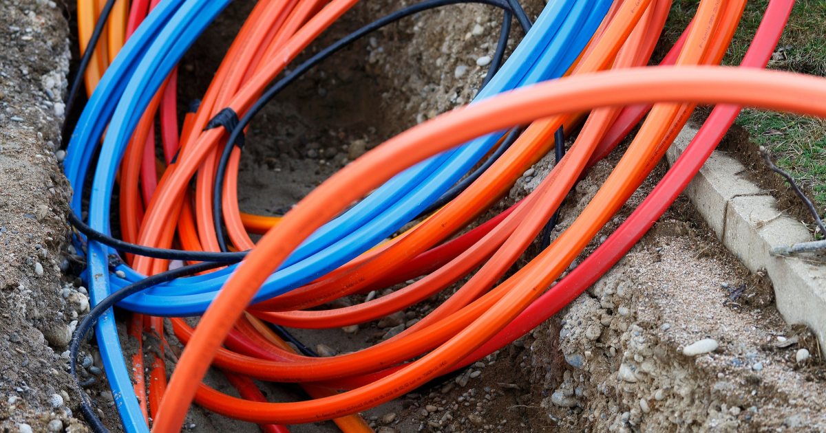 Installation av en optisk fiberkabel. (Foto: Shutterstock)