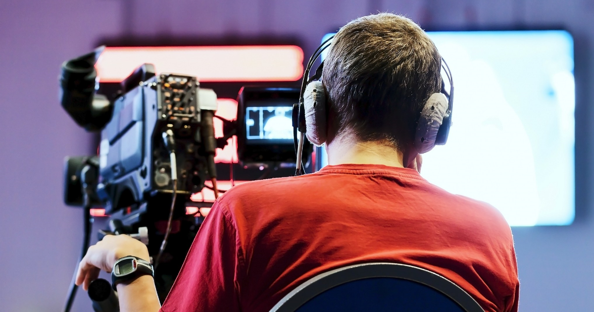 Videokuvaaja tilaisuudessa, suora lähetys (Kuva: Shutterstock)