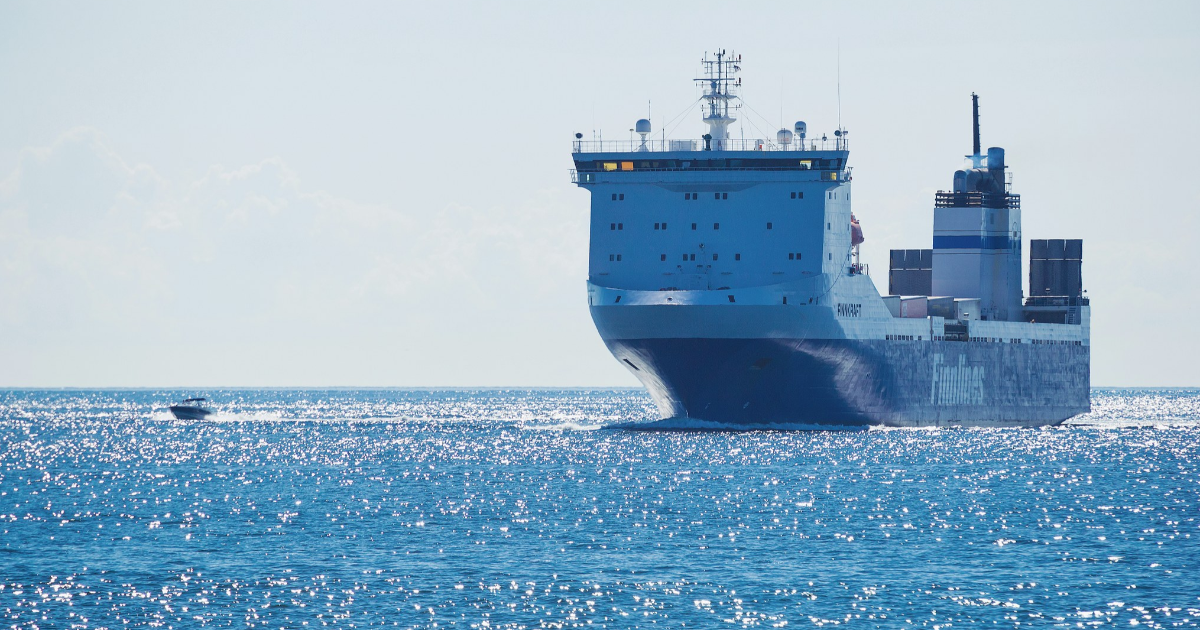 Finnlines-rahtialus Hangon edustalla (Kuva: Mikko Lemola/Shutterstock)