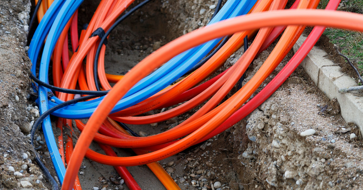 Installation av optisk fiberkabel. (Foto: KM / Shutterstock)