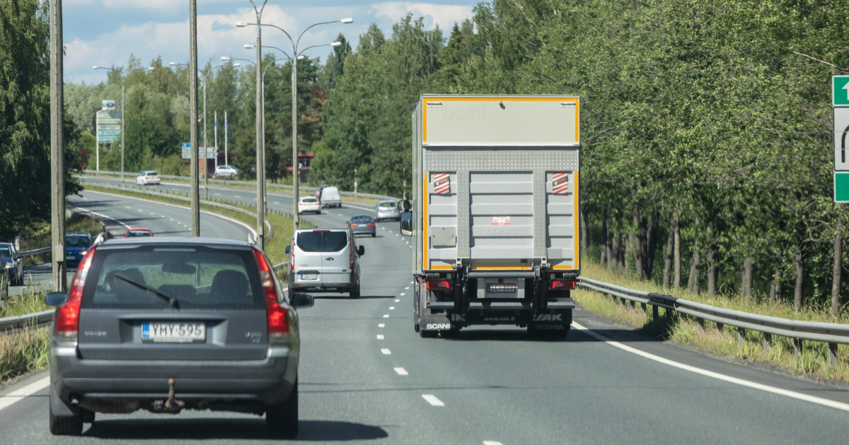 Auto ja rekka E63-tiellä (Kuva: Rodeo/Juha Tuomi)