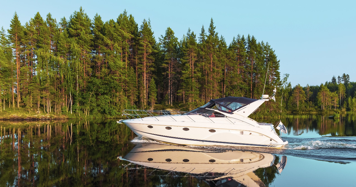 Moottorivene kesämaisemassa. Kuva: Shutterstock.