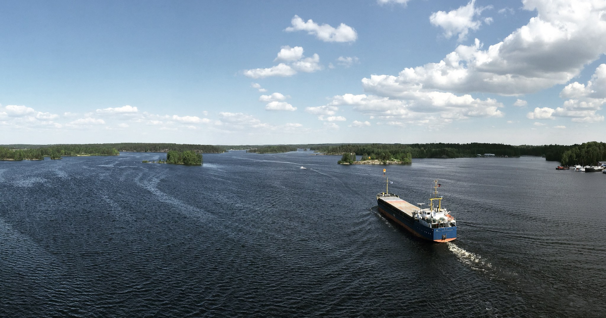 Laiva palaamassa satamaan (Kuva: Shutterstock)