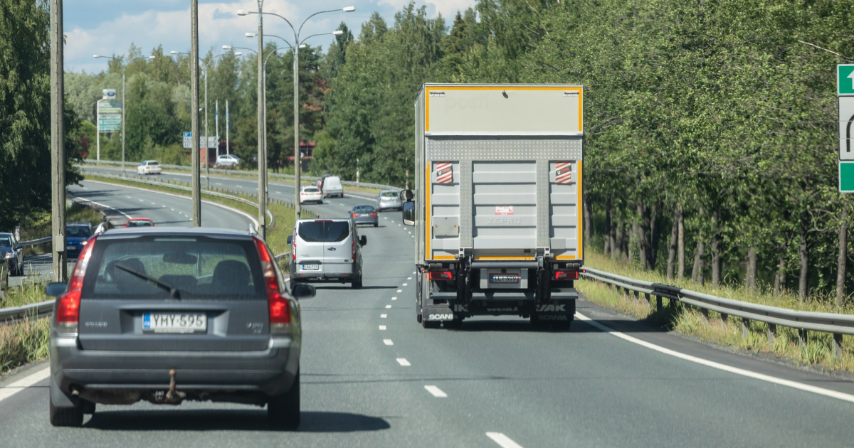Bilar och en lastbil på motorvägen. Bild: Juha Tuomi / Rodeo.
