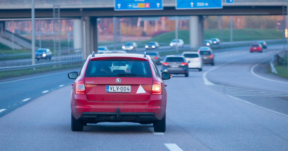 Henkilöauto, jonka perässä opetuslupa. (Kuva: Juha Tuomi / Rodeo)