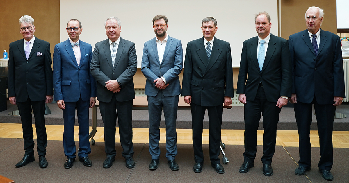 Ansiomitalien jakotilaisuudessa paikalla olleet mitalien saajat yhdessä ministeri Timo Harakan kanssa (Kuva: LVM)