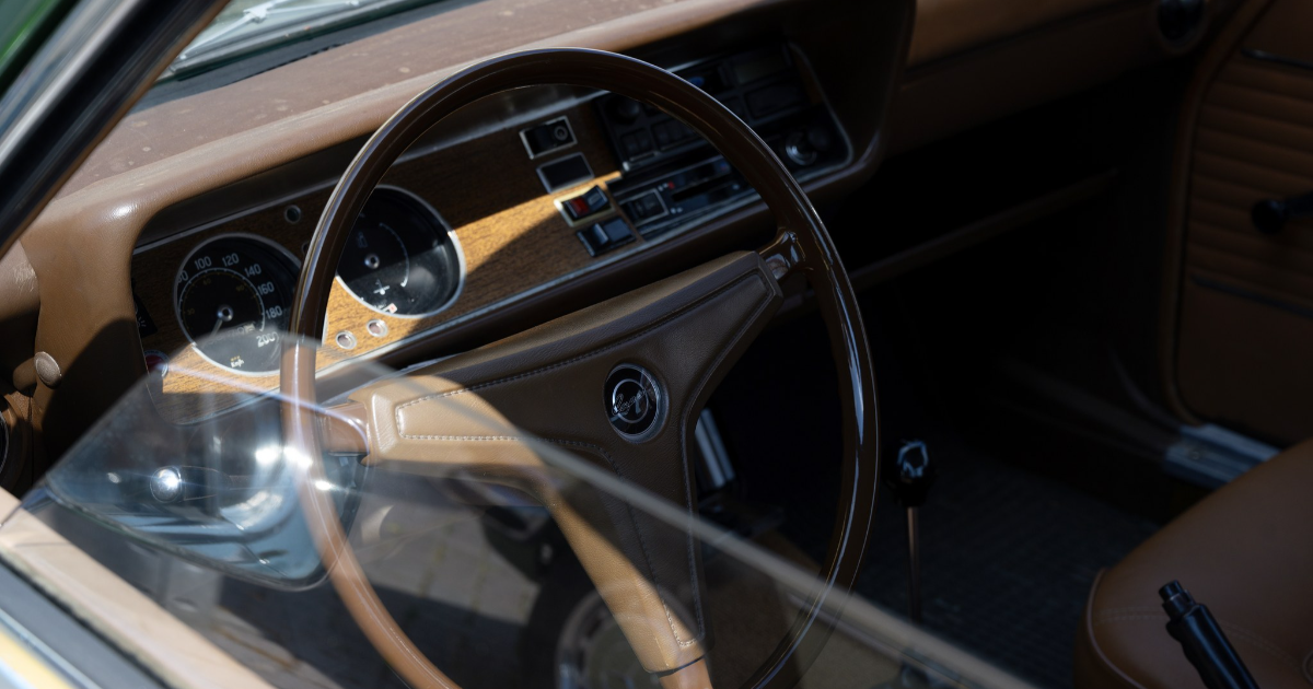 Vanhan auton kojelauta (Kuva: Shutterstock)