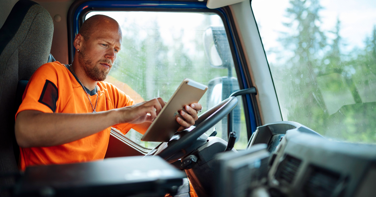 Kuljettaja kuorma-auton ohjaamossa (Kuva: Mika Pakarinen Keksi / LVM)
