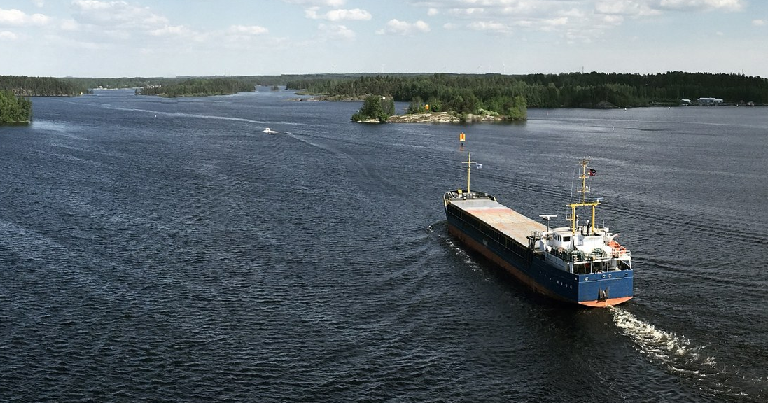 Lastfartyg till sjöss, på väg mot hamnen (Kuva: Shutterstock)