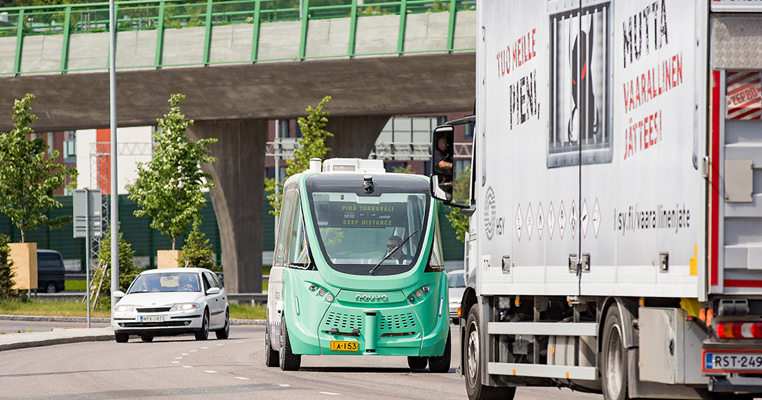 Automatic bus in traffic (Photo: Aleksandra Suzi, Shutterstock)