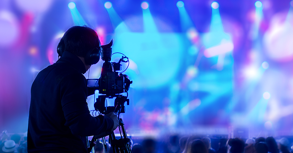 Kuvaaja kuvaa konserttia (Kuva: Shutterstock)