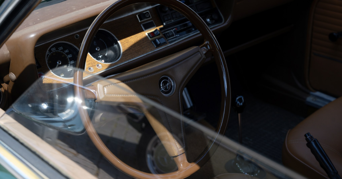 Instrument board of an old car (Photo: Maren Winter/Shutterstock)