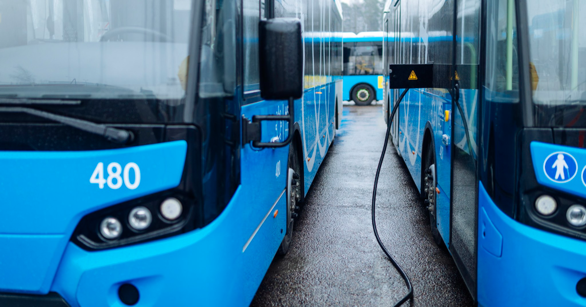 Elbussar på laddning. (Foto: Mika Pakarinen / Keksi Agency)