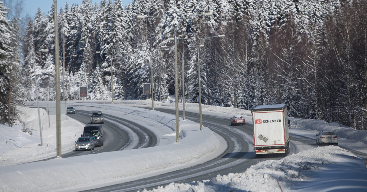 Rekka ja pikkuautot tiellä (Kuva: Juha Tuomi)