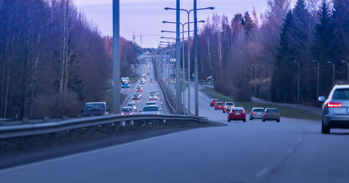 Moottoritie kevätiltana Helsingissä (Kuva: Juha Tuomi/Rodeo)