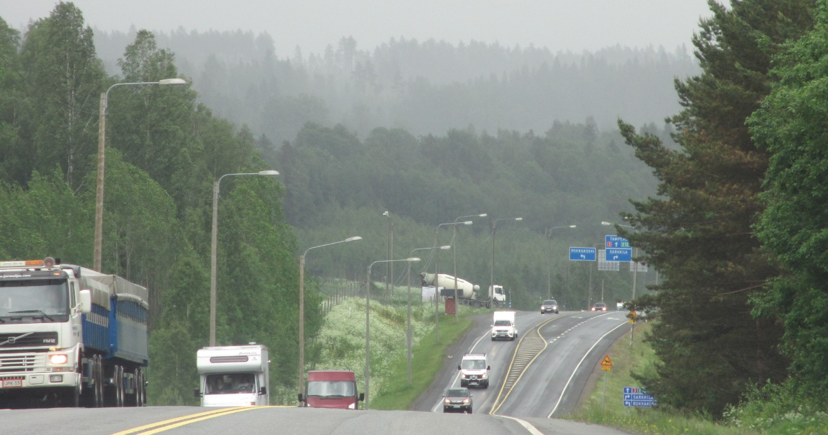 Bilar på vägen (Bild: Harry Hykko/Shutterstock)