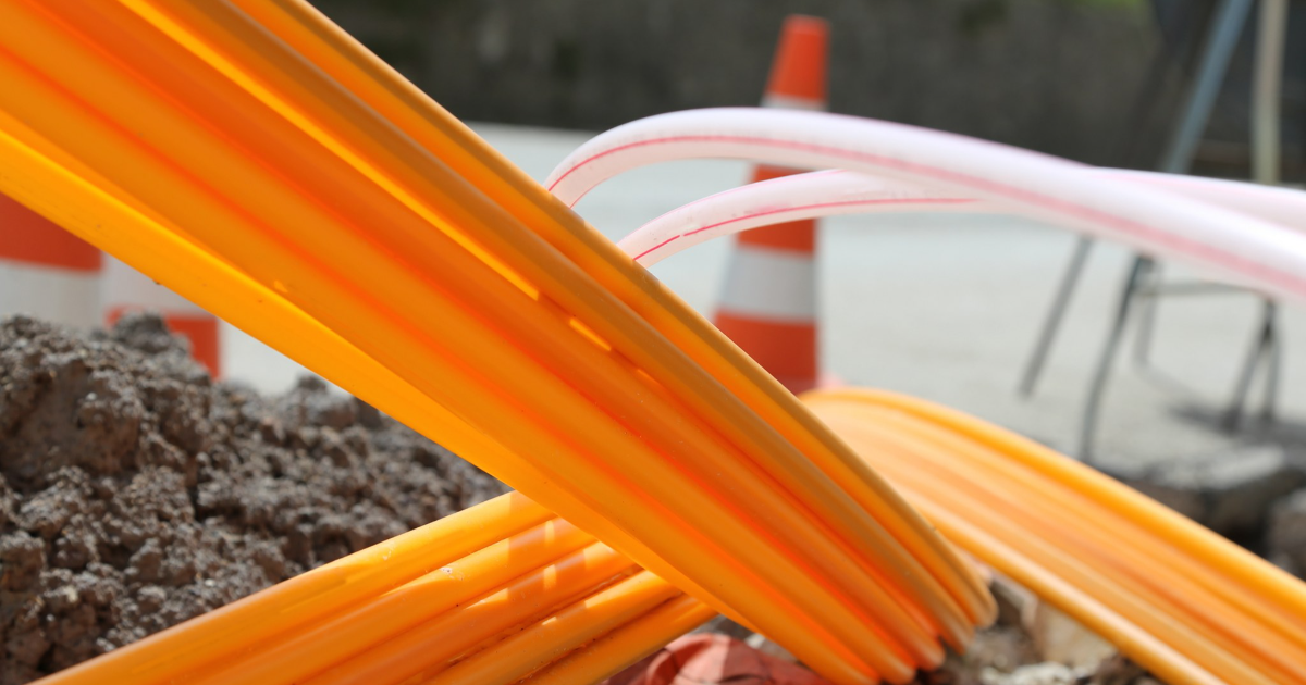 Putkia valokuitukaapeleille (Kuva: Shutterstock)