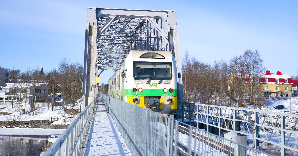 Juna sillalla (Kuva: Viktor Kasarev / Shutterstock)