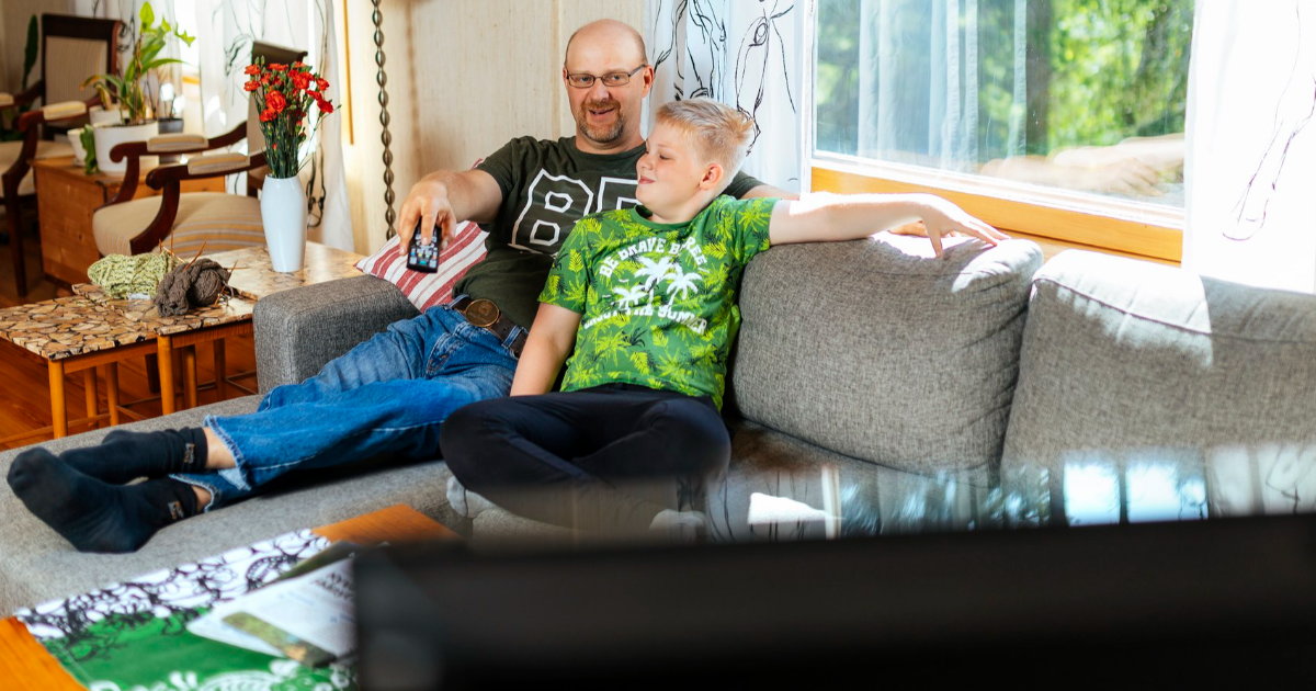 Father and son watching TV. (Photo: Mika Pakarinen, Keksi/LVM).