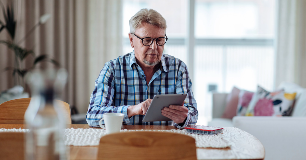 Man uses tablet at home. (Photo: Mika Pakarinen, Keksi / LVM)