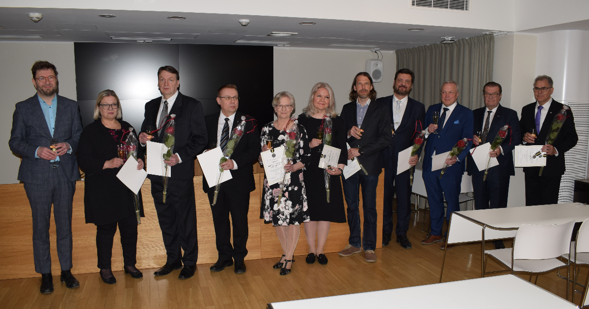 Ministeri Harakka ja Moottoriliikenteen ansiomitalistit vuonna 2022. (Kuva: Moottoriliikenteen Keskusjärjestö)