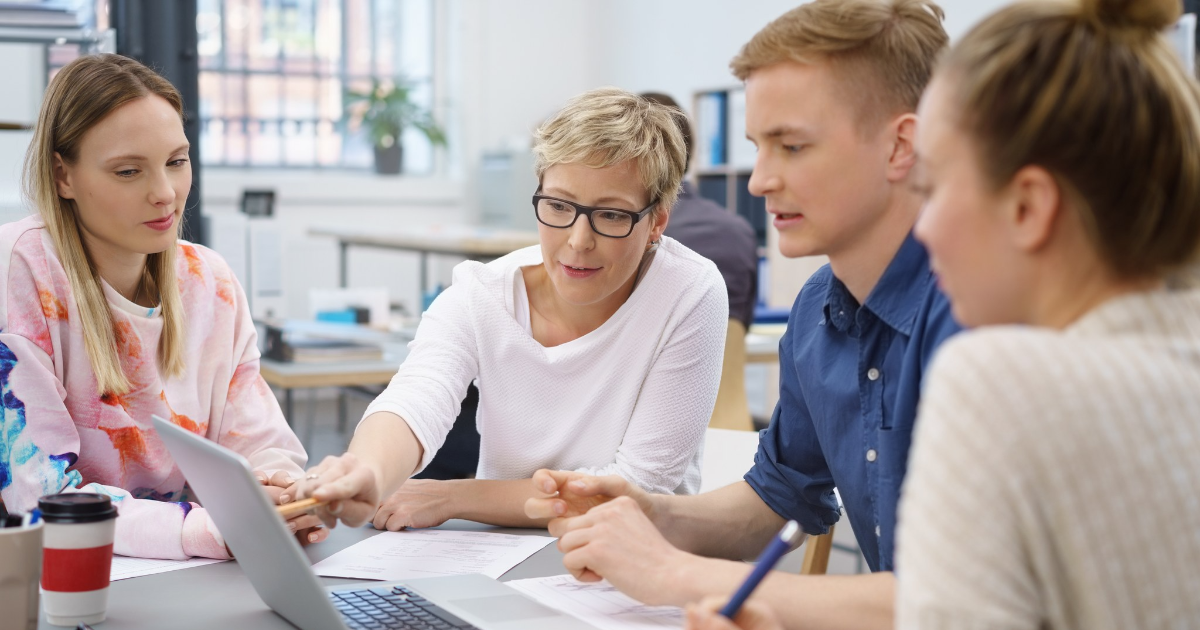 Ihmisiä tietokoneen ääressä (Kuva: Shutterstock)