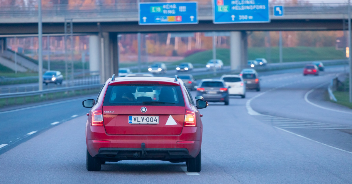 Opetuslupa auton perässä (Kuva: Juha Tuomi/Rodeo)