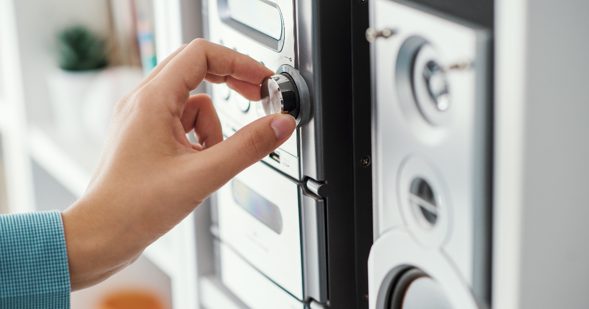 Ihminen säätää radiota. (Kuva: Shutterstock)