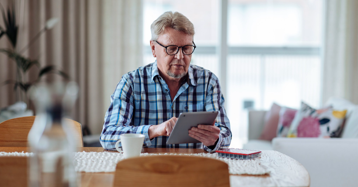 Man uses tablet computer. (Photo: Mika Pakarinen, Keksi/Ministry of transport and communications