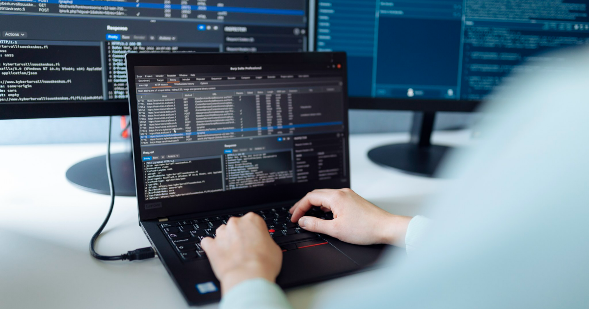 Cybersäkerhet och kodning, händer, dator och skärmar (Foto: Mika Pakarinen, Keksi)