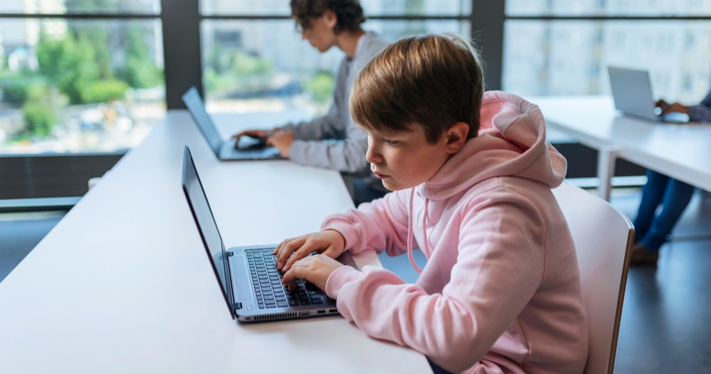 Two teenagers on their laptops. (Image: Mika Pakarinen, Keksi/LVM)