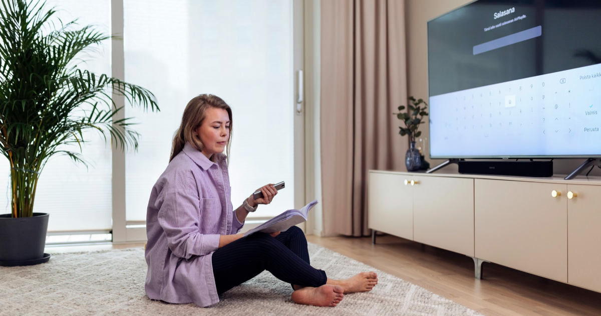 Nainen yhdistää television verkkoon. (Kuva: Mika Pakarinen, Keksi/LVM)