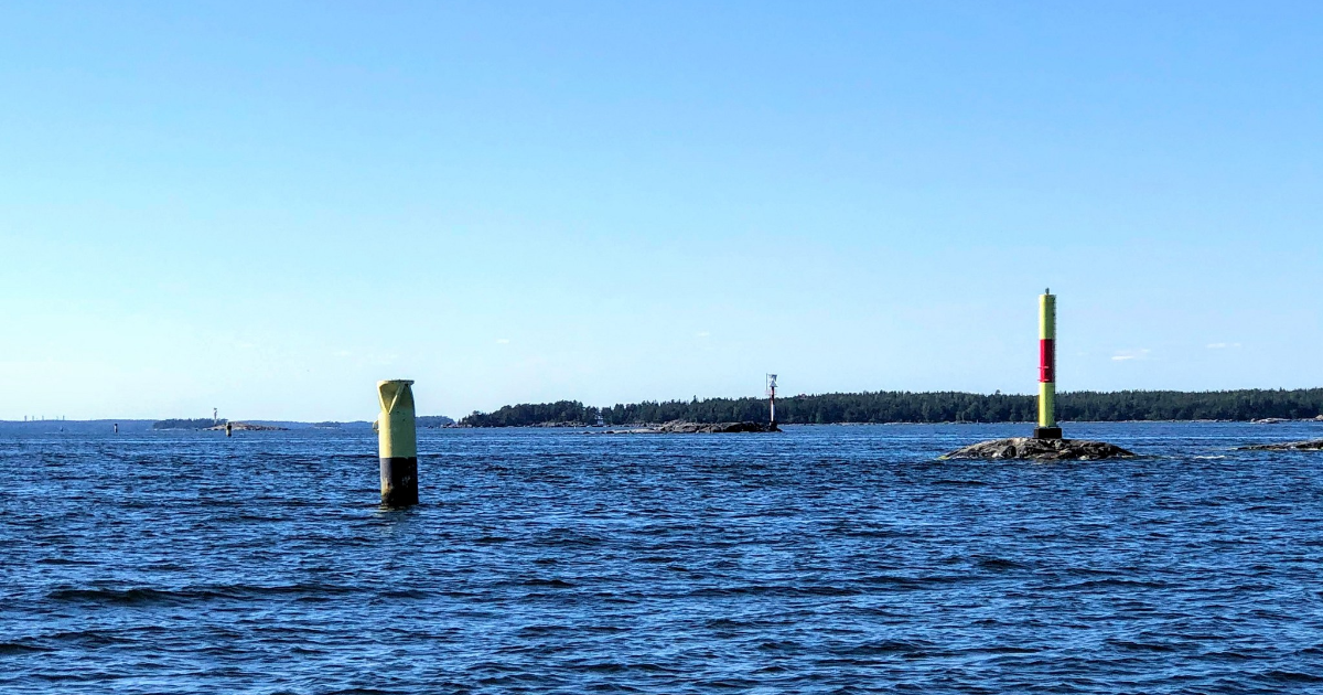 Poijuviitta ja tutkamerkkejä Pellingin edustalla Etelä-Suomen talviväylällä. (Kuva: Väylävirasto)