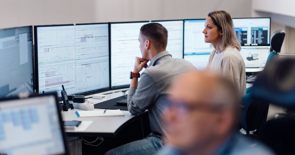 People working in front of the computer. (Image: Mika Pakarinen, Keksi/LVM)