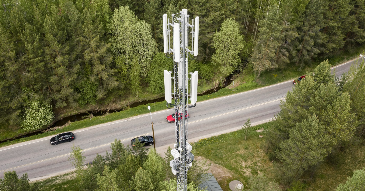 5g-basstation och landsväg i Lahtis. (Bild: Tuomas Uusheimo, Keksi/Kommunikationsministeriet)