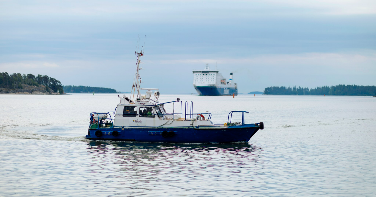 Vene ja rahtialus Vuosaaren edustalla. (Kuva: Mika Pakarinen, Keksi / LVM)