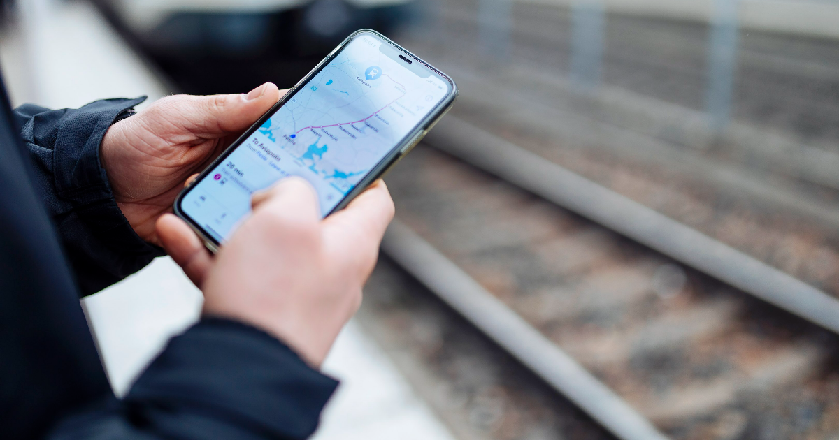 En man använder telefonen på tågstationen. (Bild: Mika Pakarinen, Keksi / LVM)