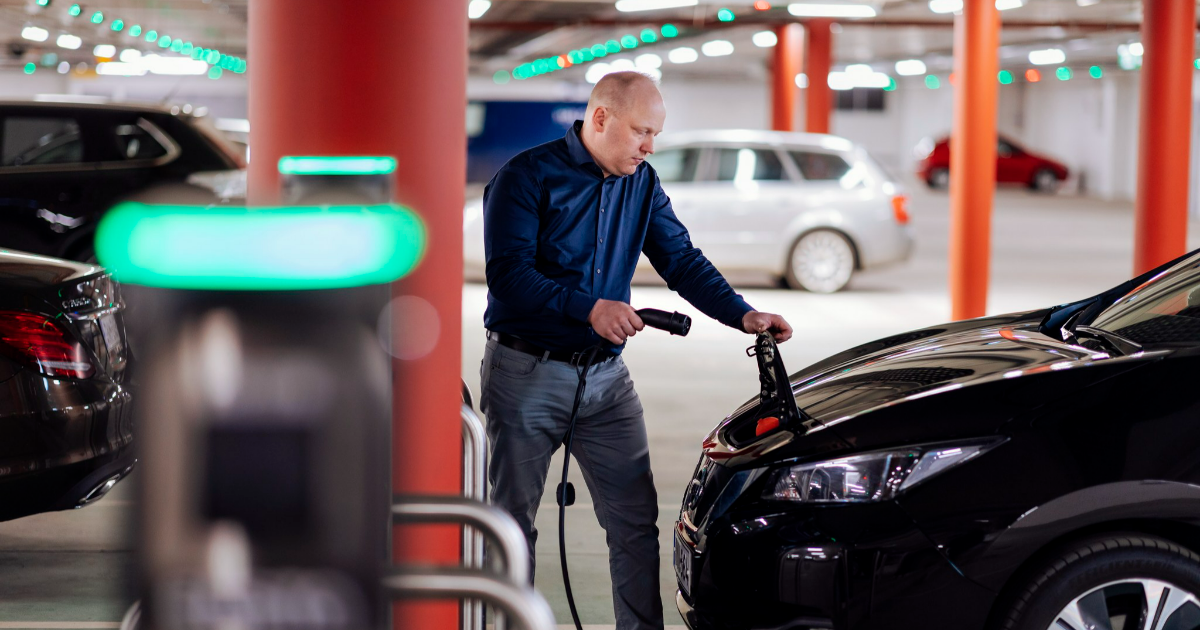 Sähköauton lataus parkkihallissa. (Kuva: Mika Pakarinen, Keksi / LVM)