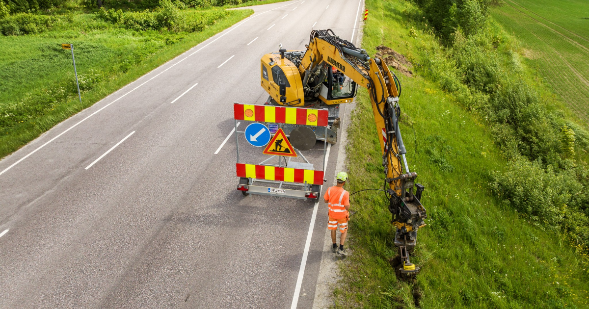 Valokuidun asennusta haja-asutusalueelle. (Kuva: Markus Pentikäinen, Keksi/LVM)
