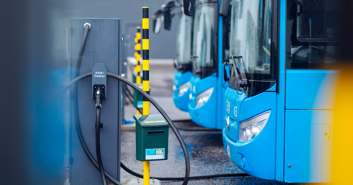 Sähköbussit varikolla ladattavina (Kuva: Mika Pakarinen, Keksi / LVM)