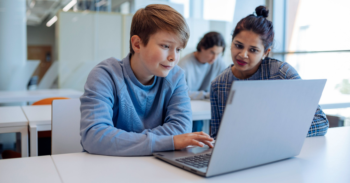 People using a laptop. (Image: Mika Pakarinen, Keksi/LVM)