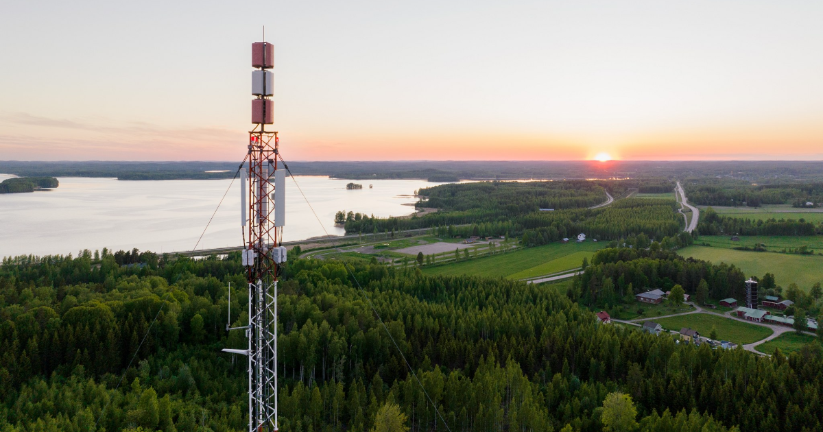 Tietoliikennemasto ja väylät Parikkalassa (Kuva: Markus Pentikäinen, Keksi / LVM)