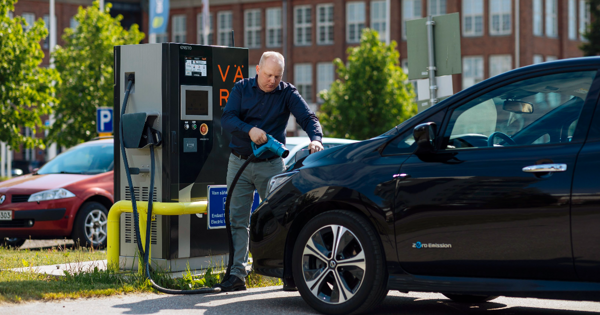 Sähköauton lataus Jyväskylässä (Kuva: Mika Pakarinen, Keksi / LVM)