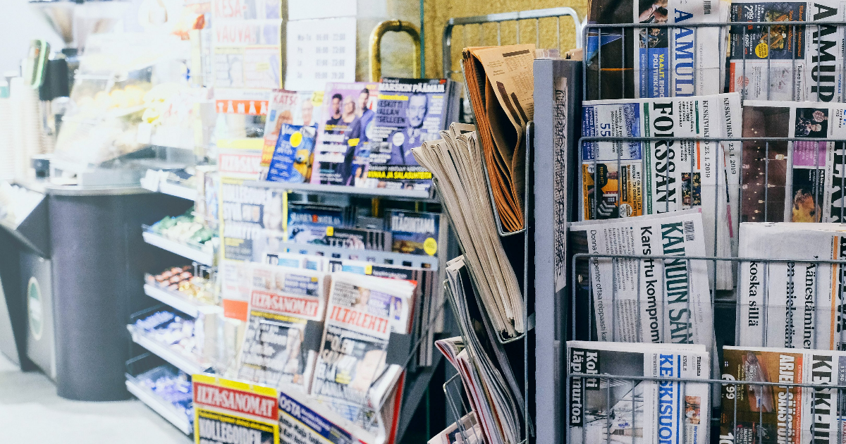 Sanomalehtiä telineessä. (Kuva: Anna Malygina / Shutterstock)